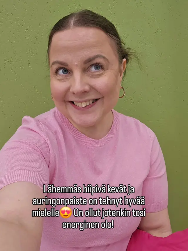 Kommentoi alle emojeilla (tai ihan sanoilla) millainen fiilis sulla on ollut viime aikoina! 
☀️🎉🦭🤩🤭🔥🥰💞

Mä en oo antanut edes kasvoihin väärään aikaan ilmestyvien finnien, päänsäryn tai korvan takaa harottavien pikkuhiusten haitata mun fiilistä vaan oon ollut hyvällä mielellä❤️ Jotenkin oon ollut ihan kesäfiiliksissä jo! Työt on sujuneet ja oon tuntenut onnistumisia monessa jutussa. 

Ihanaa, kun valon määrä lisääntyy ja ulos ei tarvii laittaa montaa paksua kerrosta vaatetta. Nyt mä metsästänkin vaatekaappiin kaikkea ihanaa ja värikästä kesävaatetta, koska dopamiinivärit todellakin toimii ainakin mun kohdalla🤩

Ihanaa maanantaita just sulle💞💞