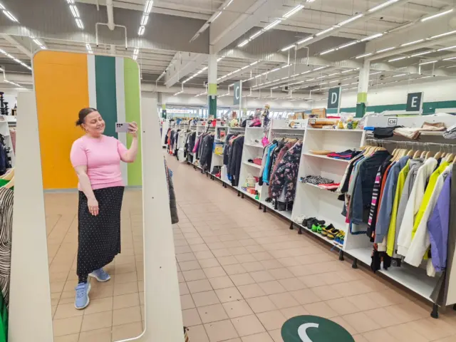 *mainos/myyntipaikka saatu @bellakirppis_savilahti 

Listasin blogiin vinkkejä miten saat parhaan tuoton kirppispöydästä! 

Mulla on ollut pöytä Bella Kirppiksen uudessa Savilahden toimipisteessä nyt kaksi viikkoa ja myynti on ollut tähän mennessä 400€! Ihan huikea tulos ihan tuikitavallisella tavaralla. 

Oon täyttänyt paikkaa ahkerasti kahden viikon aikana ja silti tavaraa on edelleen moneksi viikoksi. Ihan eka vinkki onkin, että vaikka tavaraa on paljon, älä täytä pöytää liian täyteen vaan pidä se mukavan väljänä, jolloin asiakkaat näkee yhdellä silmäyksellä tarjonnan ja pysähtyy tekemään löytöjä. 

Huomenna vien lisää tavaraa, joten muista Bellalla käydessä katsastaa paikan E10 tarjonta❤️

Tykkäätkö sä käydä kirppiksillä?💞

Linkki blogiin profiilissa, klikkaa sieltä postaukseen ja ota vinkit käyttöön😌