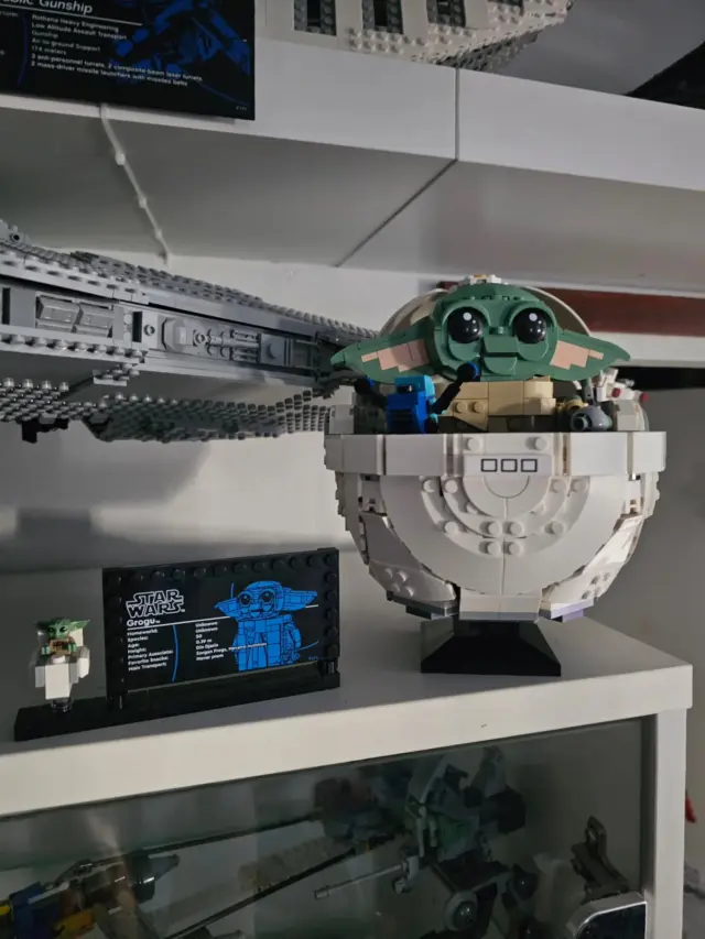 Tämän vuoden puolella ei oo tehtyä suuria Lego-ostoksia, mutta viimeisimpänä ostin Prismasta miehelle tämän Grogun. Oltiin ihasteltu tätä jo pitkään ja oli pakko kotiuttaa, kun oli puoleen hintaan! 

Tää on niin söpö!🤩 Grogulle rakennettiin jopa pieni sydän. 

En oo kaikkia Star Wars-sarjoja miehen kanssa katsonut, mutta Mandalorian oli yksi niistä minkä katsoin oikein mielelläni. Ehkä vähän epäsuosittu mielipide, mutta mun mielestä Grogu on söpömpi kuin Pedro Pascal🤭

Mikä on sun uusin Lego-hankinta?🥰