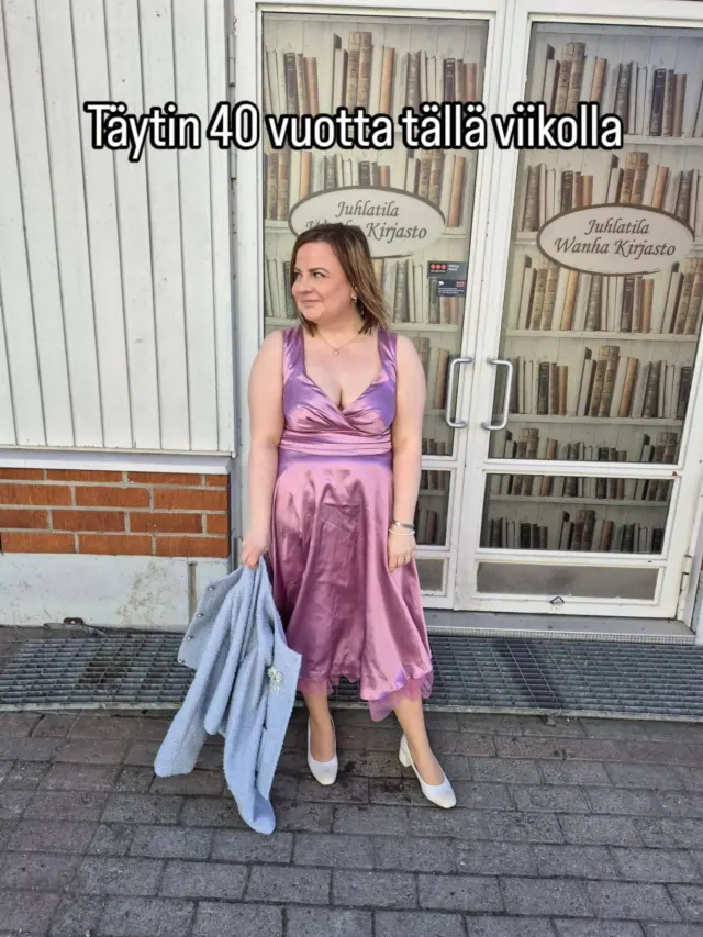 Kriiseiletkö sä vaatteista yleensä ennen juhlia? 

Mulla oli edellisviikolla pienenmoinen asukriisi vaikka mulla olikin mekko kaapissa, mut se ei oikein tuntunut omalta. Ja vähän vahingossa löysinkin ihan täydellisen mekon @fomosecondhand 12€!

Ja siis tää asu oli ihan mua😍 Rakastan värejä ja rakastin tätä asua. Tää mekko pääsee käyttöön vielä monta kertaa. 

Ja sen alkuperäisen mekon vein pelastamaan mun äitin asukriisin🤭 Äiti tykästyi mekkoon niin kovasti, että annoin sen hänelle omaksi💞

Oli kivat juhlat ja ei tää 40 tunnu kyllä yhtään pahalta. Tästähän tämä elämä vasta alkaa!