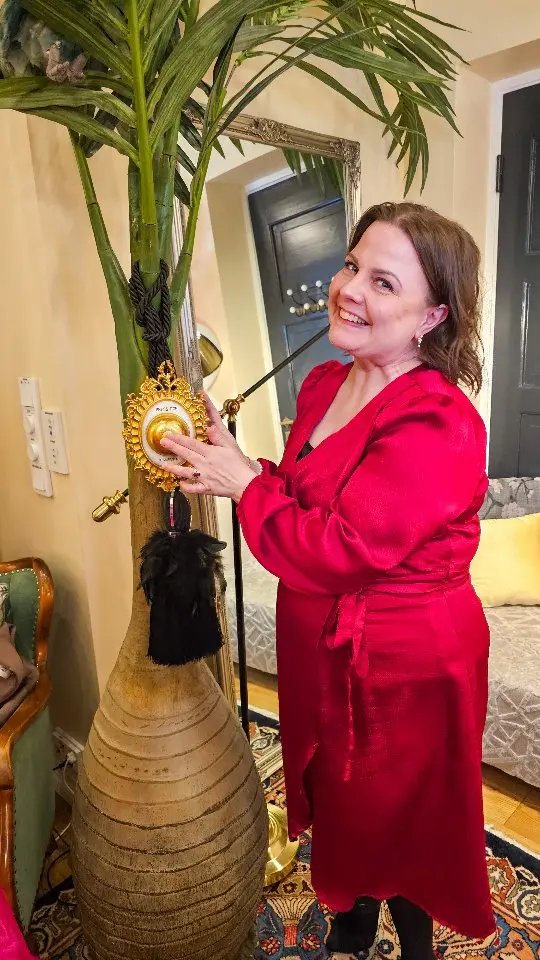 Vieläkö voit katsoa 15 vuoden takaisia kuvia ja seisoa kaikkien tyylivalintojen takana?🤭

Mä muistan, kun aattelin olevani näissä vaatteissa niiiin tyylikäs! Leopardikuosi oli in ja niin oli myös korkeat korot sekä mahdollisimman kapeat lahkeet😅 Tosin hei, kun muoti aina kiertää niin kohtahan nää on taas muodikkaan näköisiä asuja.