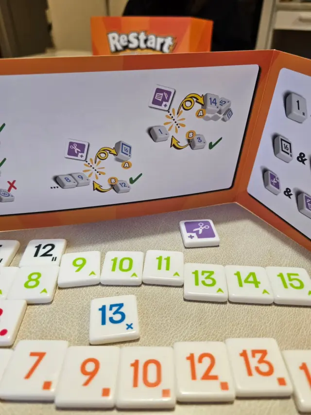 Mainos/ *peli saatu näkyvyyttä vastaan @lautapelit.fi @adtraction 

Meillä oli rauhallinen vappu. Oltiin mun vanhempien luona, syötiin hyvin ja pelattiin muutama kierros tätä uutta Restart-lautapeliä. 

Peli oli hauska, nopea ja helppo ymmärtää. Pelailtiin eka kierros mun äidin ja 14-vuotiaan kanssa, jota katsellessaan 9-vuotiaskin halusi mukaan ja hän hyppäsikin mukaan seuraavalle kierrokselle. Pelaajia mahtuu mukaan 2-4, joten tää oli kiva just tälleen rauhalliseen illanviettoon perheen kanssa. 

Menee kyllä varmasti kestosuosikkeihin! 

Onko sulla ollut rauhallinen vappu?🎉