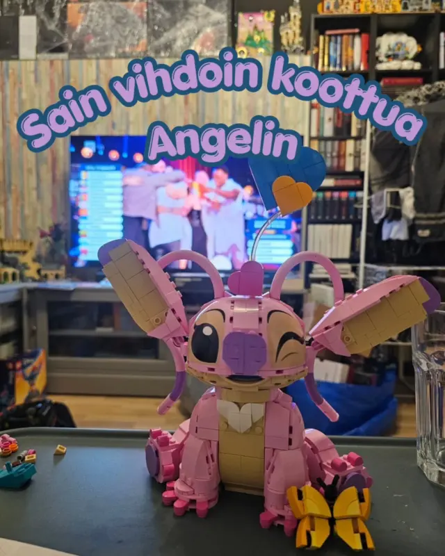 Sain synttärilahjaksi saamani Angelin valmiiksi jo Euroviisu-viikolla, mutta pian sille kävi huonosti🫣🫠

Onneksi Legon saa aina uudelleen kasattua ja sain Angelin Stitchin kaveriksi hyllylle vihdoin. 

#lego #afol #adultfanoflego #legodisney