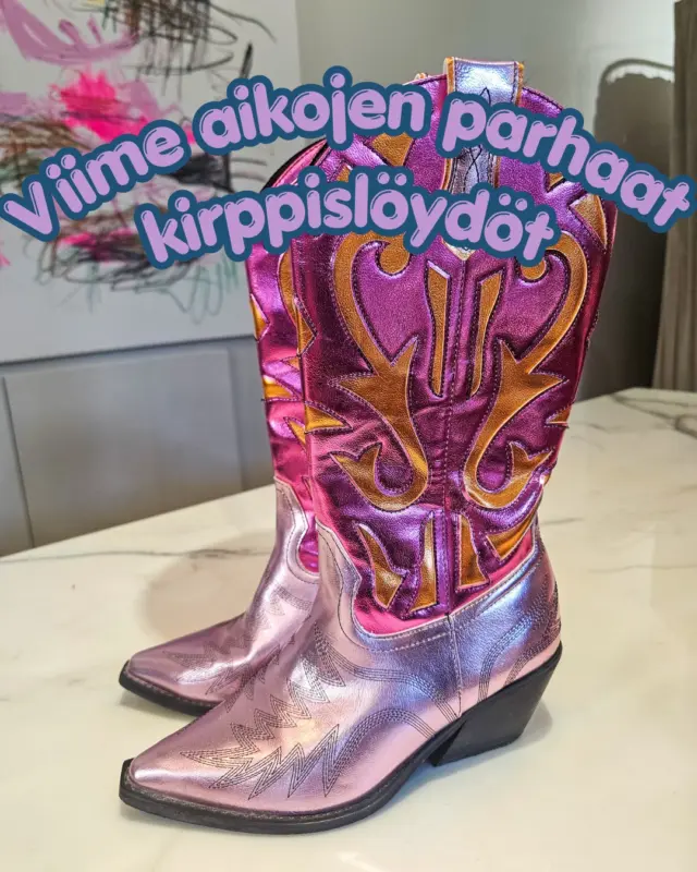 Kirppisjumalat on olleet mun puolella viime aikoina. 

En oo ihan hirvittävästi ehtinyt töiltä kirppistellä, mutta kun oon, niin löydöt on olleet timanttisia! 

Mikä on ollut sun viime aikojen paras kirppislöytö?