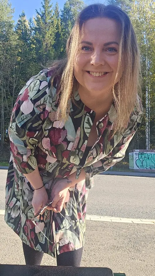 Pitkästä aikaa jaksoin kuvata asuni, kun meen bussilla poikkeuksellisesti töihin. 

Jotenkin en koko kesänä jaksanut inspiroitua vaatteista ja ahdisti miten paljon vaatteita kaapissa on, kun ei tule niitä käytettyä. En oikein suhannut kuin kodin ja töiden väliä pyörällä ja töissä on työvaatteet, niin ei sitten tullut kaiveltua niitä aarteita käyttöön. Ehkä myös huonot ilmat vei inspiraation.

Tänään aurinko paistoi töihin lähtiessä ja tää mun työasu (Kumpula kotimekko) näytti tuolla auringonpaisteessa niin kivalta! Meen poikkeuksellisesti kivijalkaan pariin vuoroon (oon siis pop upissa oikeasti tammikuuhun saakka).

Ihanaa päivää just sulle!❤️

Kotimekko @finlayson 
Vintage nahkatakki @bellakirppisvallila 
Kangaskassi @kierratyskeskus 
Kengät @skechers_finland
Sukkahousut @aarrelabel (ihan best!)