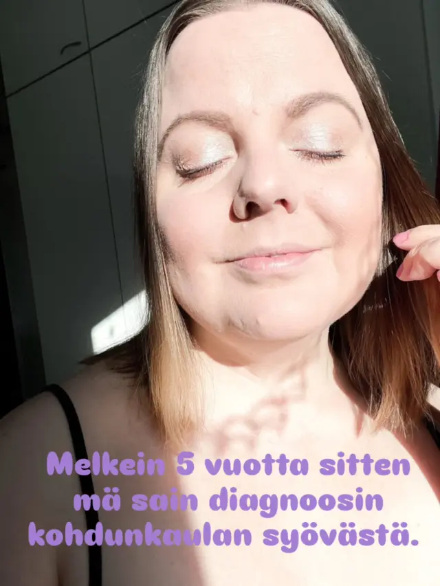 Olin 35-vuotias, kun mulla diagnosoitiin kohdunkaulan syöpä. Se oli pitkä tie, että en enää ajatellut syöpää joka hetki. 

Mitä ekan papa-kokeen ja diagnoosin välissä sitten oikeasti tapahtui ja miten paljon kului aikaa?

Pahoittelen jo valmiiksi, että osa termeistä saattaa olla väärin, koska mä en ole lääketieteen ammattilainen ja oon yrittänyt ymmärtää nämä asiat parhaani mukaan itse edes jotenkin. 

Joukkoseulonta/papa-koe maaliskuu 2021

Kävin papa-kokeessa, koska sain kutsun joukkoseulontaan täyttäessäni 35 vuotta. Joukkoseulontoja tehdään viiden vuoden välein ja nykyään ensimmäinen kutsu lähetetään ainakin Kuopiossa 25-vuotiaille. Viimeinen kutsu tulee ehkä 60-vuotiaana.

Kävin terveyskeskuksessa antamassa papa-näytteen. Näytteen ottamiseen meni pari minuuttia ja mielestäni se ei tuntunut yhtään inhottavalle. Tiedän, että osa vihaa näytteen antamista, mutta mulla gynellä käynti ei ole koskaan sattunut kummemmin.

Odotin tuloksia 6 viikkoa ja ne tulivat paperilla kotiin. Kuopiossa niiden tutkiminen oli ulkoistettu Helsinkiin ja kirje tuli sieltä. Näytteessä oli lievä muutos (LSIL) ja seuraava koeaika suositeltiin varaamaan puolen vuoden päähän.

Papa-koe syyskuu 2021

Sain ajan heti syyskuun alkuun ja kesällä minulla alkoikin lievät oireet. Paikat ei enää tuntuneet omilta ja ne olivat tosi hellänä koko ajan. Sattui ja aristi sekä oli pientä vuotoa.

Sairaanhoitaja seuraavassa papa-kokeessa silloin syyskuussa rauhoitteli, että ei yleensä ole mitään enää tässä kokeessa vaan muutokset häviävät mun ikäisillä itsekseen. Hän myös sanoi, ettei nähnyt mitään erikoista, joten saisin olla rauhallisin mielin. Odottelin näitä tuloksia muutaman viikon. Tulokset tuli huonona takaisin.

Patologin vastaus oli vahva esiastemuutos (HSIL) ja sain terveyskeskuksesta lähetteen, jossa luki virheellisesti LSIL ja suositeltu aikaväli seuraavaan vaiheeseen 8-30pv. Sain ajan joulukuulle eli kolmen kuukauden päähän. Soitin tästä ensin naistenpolille ja sen jälkeen terveyskeskukseen, joista molemmista mulle sanottiin, ettei ole mikään kiire.

Oikeasti mun olisi pitänyt päästä hoitoon 30 päivän sisällä ja tämä oli virhearvio sekä terveyskeskukselta että naistenpolilta ja tämä on mu