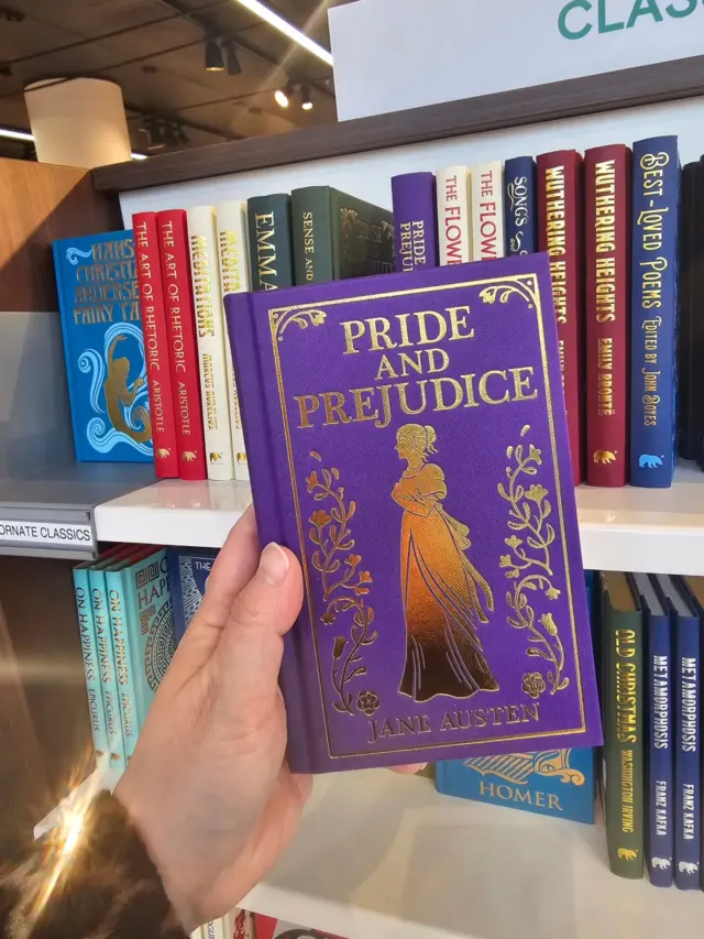 Yksi mun lempikirjoista on ehdottomasti Jane Austenin Ylpeys ja ennakkoluulo. Palaan vaan sen pariin aina uudelleen ja uudelleen. 

Haluaisinkin hyllyyn siitä kauniin erikoispainoksen, mutta vielä en oo löytänyt just mieleistä. Tampereen @akateeminenkirjakauppa hyllyssä oli muutama kaunis ehdokas. 

Mikä on sun lempikirja? 

#kirjat #lukeminen #ylpeysjaennakkoluulo #kirjagram #lukija